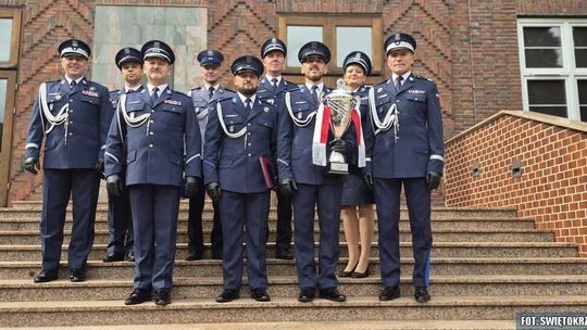 Ostrowieccy policjanci na podium ogólnopolskiego turnieju. Wywalczyli także tytuł mistrzowski