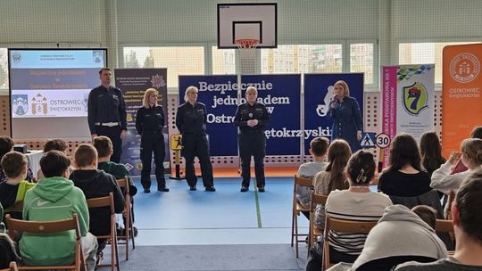 Ostrowieccy policjanci promują bezpieczną jazdę na hulajnodze  