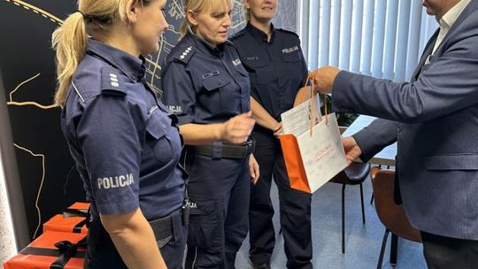 Ostrowieccy policjanci zaopatrzeni w profilaktyczne gadżety 
