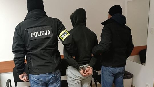Ostrowieccy policjanci zatrzymali 22-letniego mężczyznę z Ukrainy, poszukiwanego czterema listami gończymi