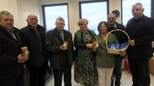 Ostrowieccy pszczelarze z prezentem dla krwiodawców 