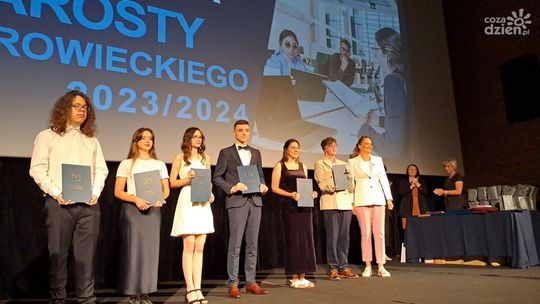 Ostrowieccy uczniowie docenieni przez starostę  