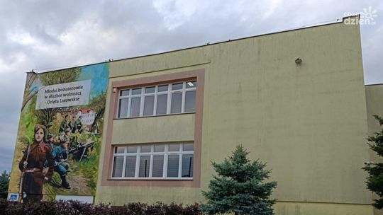 Ostrowiecka szkoła z muralem ku uczci Obrońców Lwowa z wojny polsko-bolszewickiej 