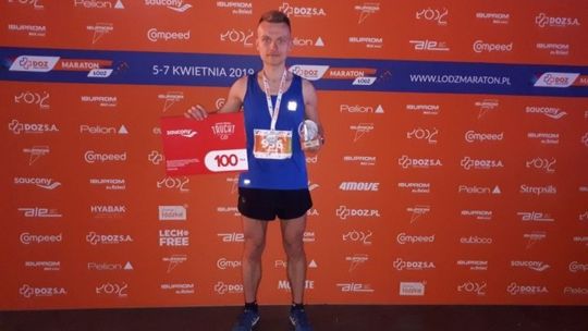 Ostrowiecki policjant na podium maratonu