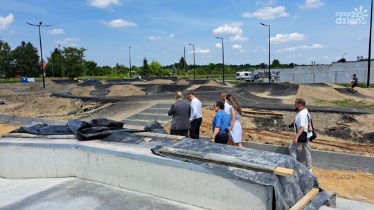 Ostrowiecki raj dla  jeżdżących wyczynowo na kółkach, czyli pumptrack  będzie już od września