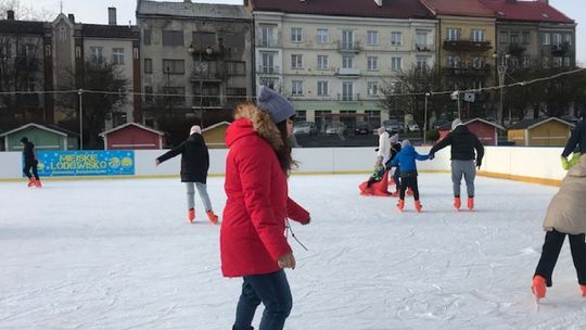 Ostrowieckie lodowisko przypomina o zimie  