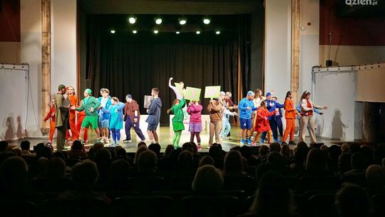 Owacja na stojąco w Wojewódzkim Dom Kultury w Kielcach. Musical „Witajcie w naszej bajce” ponownie zachwycił publiczność