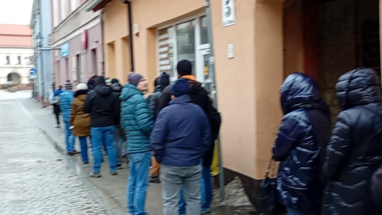 Pączki z tradycją. W tłusty czwartek Kielce ustawiają się w kolejce do Zygmunta Pańszczyka