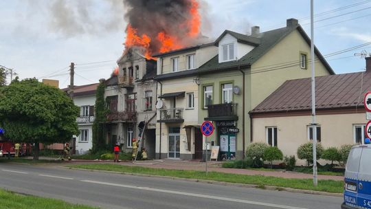 Paliła się kamienica w zabudowie szeregowej