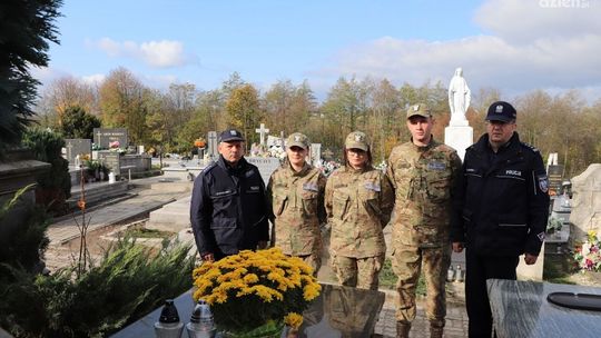 Pamiętają o zmarłych kolegach
