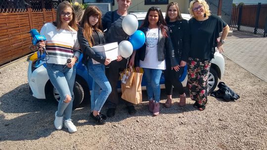 Pan Mariusz zaskoczony przez ekipę Rekordowej Niespodzianki