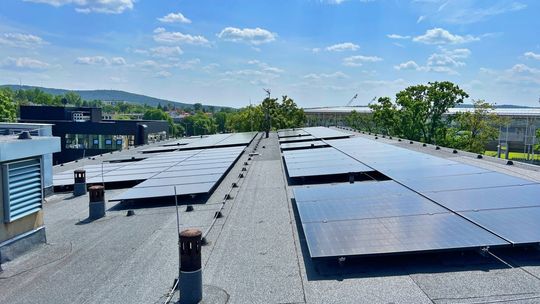 Panele fotowoltaiczne na budynku WDKu