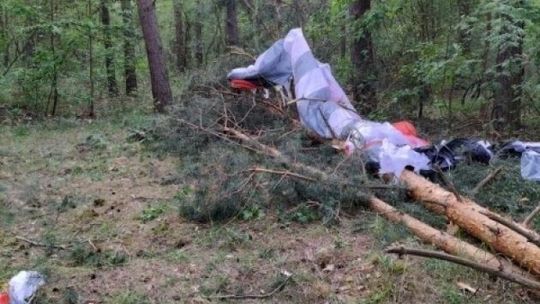 Paralotniarz zawisł na drzewach