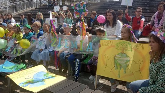 Park Miejski opanowany przez uczniów ostrowieckich szkół. Wszystko w duchu ekologii