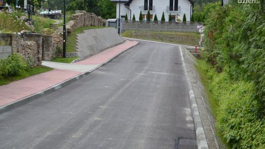 Parking i drogi dojazdowe przy cmentarzu w Bielinach gotowe do użytkowania