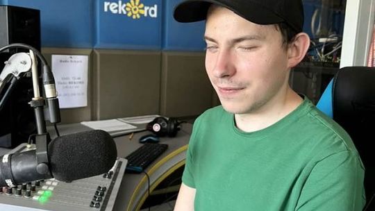 Pasjonat lokalnych stacji radiowych odwiedził redakcję Radia Rekord w Ostrowcu 
