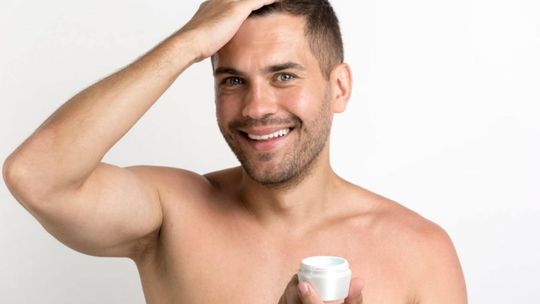 Pasta do włosów - dlaczego warto jej używać do stylizacji męskich włosów?