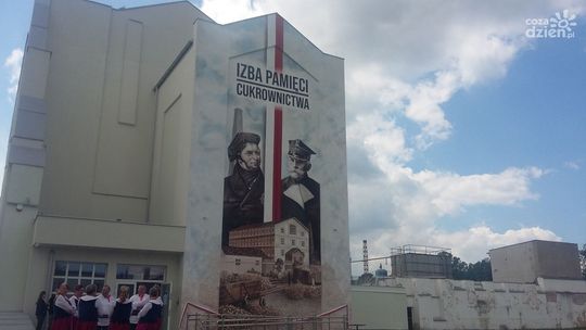 Patriotyczny mural w cukrowni w Częstocicach