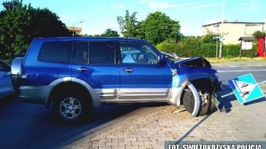 Pędził na "podwójnym gazie" uszkadzając inne auta