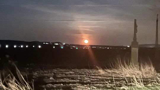 Pełnia księżyca zachwyca w Kielcach i powiecie kieleckim