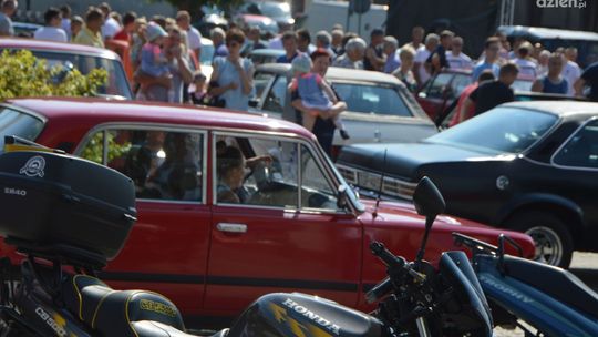 Perełki motoryzacji na opatowskim Rynku (zobacz zdjęcia)