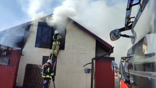 Pięć zastępów straży walczyło z pożarem stolarni
