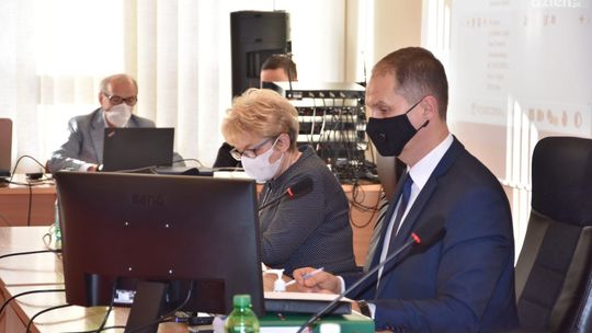 Pierwsza taka sesja w powiecie. Obradowano w systemie hybrydowym