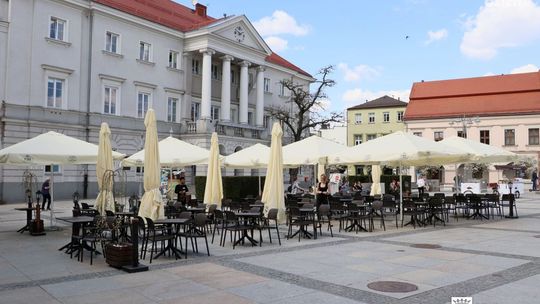 Pierwsze parasole na Rynku. Rusza sezon na ogródki gastronomiczne