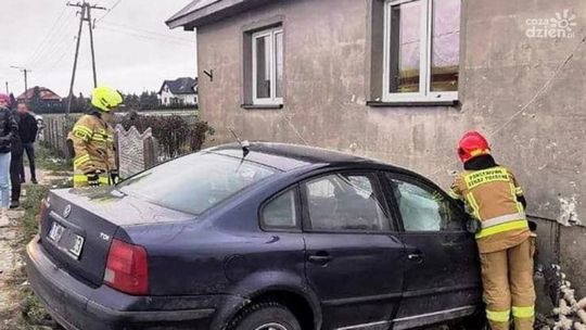 Pijany staranował ogrodzenie i uderzył w dom. Są ranni