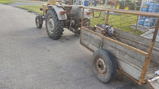 Pijany z dziećmi na rolniczej przyczepce