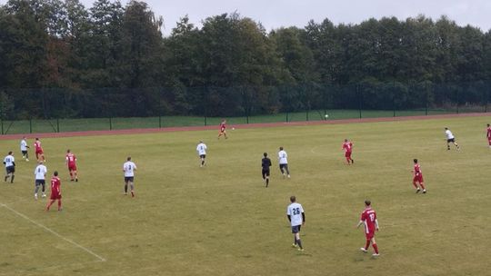 Piłkarze kontra pogoda. UKS Baćkowice podejmowało OKS Opatów