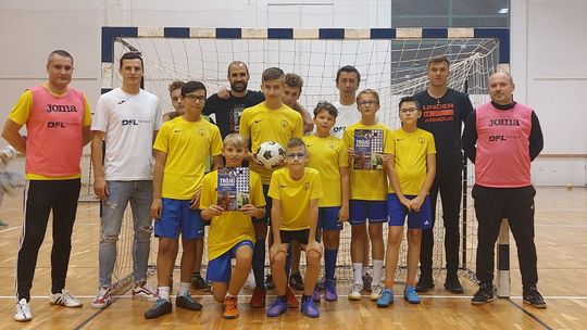 Piłkarze Korony zagrali w trójkach z dziećmi