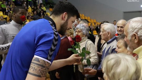 Piłkarze ręczni Industria Kielce zaprosili honorowych gości na mecz. Były kwiaty