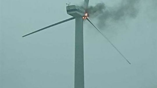 Piorun uderzył w wiatrak