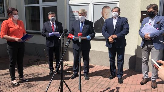 PiS o pomocy dla ostrowieckiego szpitala. Są też zarzuty o brak informacji 