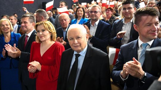 PiS po raz trzeci wygrywa wybory parlamentarne. Nie ma jednak większości.