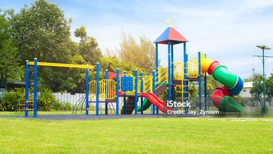 Place zabaw z  nowym wyposażeniem 