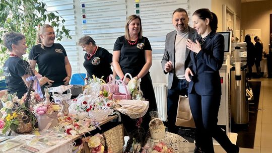 Plecione koszyki, kartki świąteczne, chlebowe zające i inne