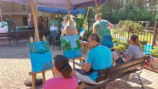 Plener malarski dla osób z niepełnosprawnościami w kieleckim WDK