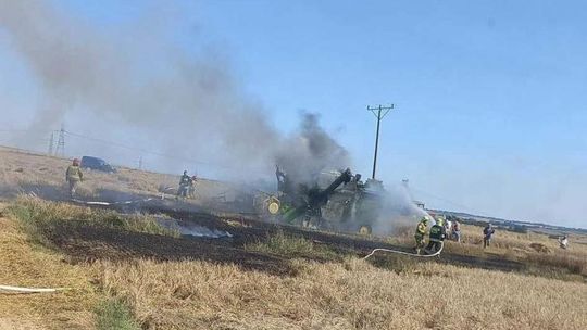 Płonął kombajn zbożowy i ściernisko