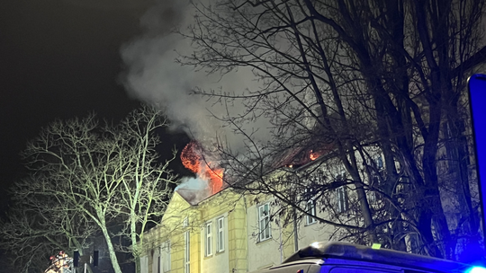 Płonie budynek szpitala MSWIA w Kielcach. Na miejscu strażacka cysterna