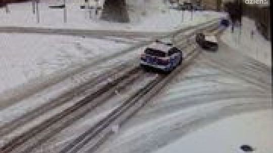 Po pijaku driftował i zderzył się z radiowozem 