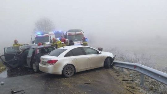 Po zderzeniu samochodów cztery osoby w szpitalu. Potrzebny był sprzęt hydrauliczny
