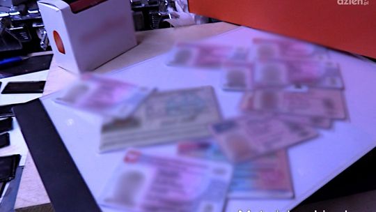 Podrabiali dokumenty za pieniądze