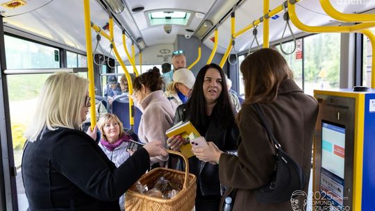 Podróż autobusem przez Kielce z książkami i Pieguskami