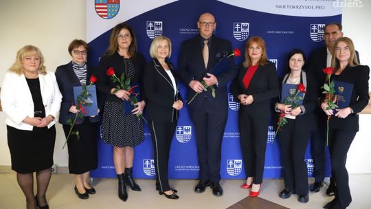 Podziękowania, życzenia i kwiaty dla pedagogów