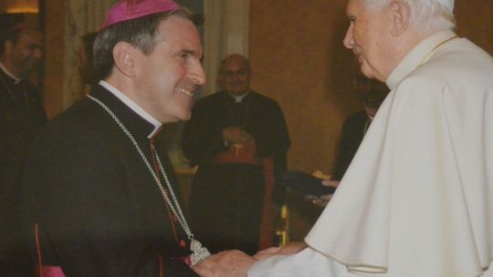 Pogrzeb Benedykta XVI - na miejscu biskup Nitkiewicz