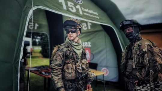 Pokaz sprzętu podczas ostrowieckich obchodów Dnia Wojska Polskiego