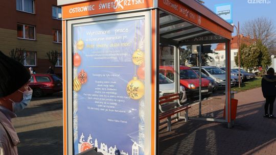 Pokrzepiające teksty zdobią wiaty przystankowe w mieście 