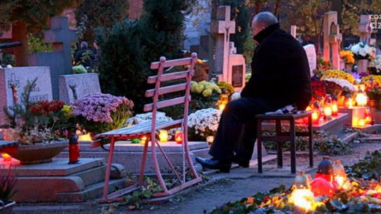 Policja apeluje - pamiętając o zmarłych, nie zapominajmy o własnym bezpieczeństwie